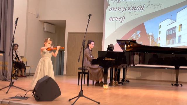 Первый выступление Анюты со скрипочкой 30.06.23. Моцарт «Аллегретто» смотреть онлайн