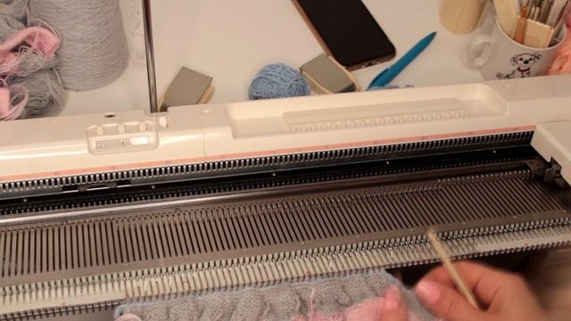 Вязание рукава Часть 3. Манжета для рукава. Джемпер "Пузыри"/ Knitting on a knitting machine смотреть онлайн