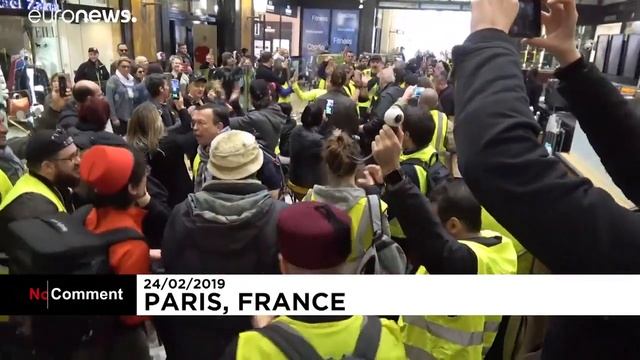 "Желтые жилеты" в Париже "атакуют" Starbucks смотреть онлайн