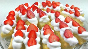 Пирожное из слоеного теста с клубникой. Вкусное пирожное с белковым кремом.mp4