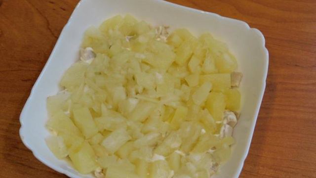 Салат из курицы с ананасами и грецкими орехами
