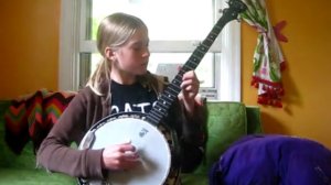 Девушка знает, как играть на банджо