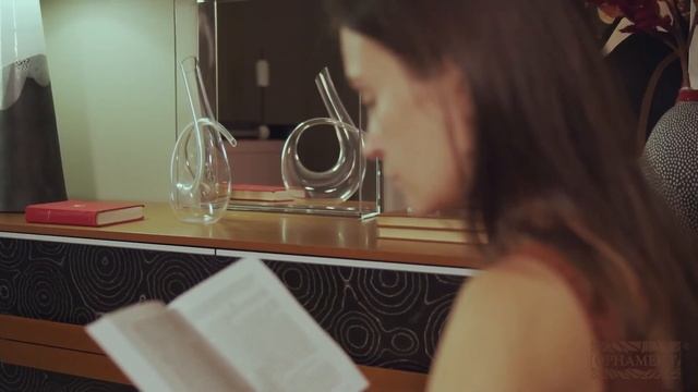 Дизайнерский комод в гостиную.