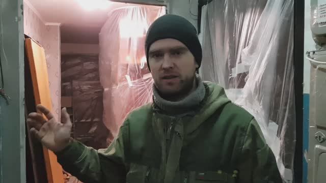 Установка входной двери в новый проём, который мы сделали из профильной трубы и блоков | Фото работы