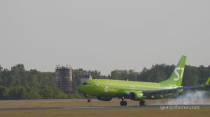 Боинг 737 авиакомпании S7 Airlines приземляется в аэропорту Толмачёво.