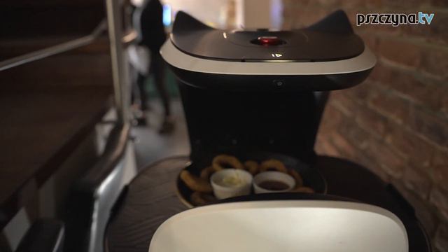 Robot w pszczyńskim lokalu - zastąpi kelnerów? смотреть онлайн