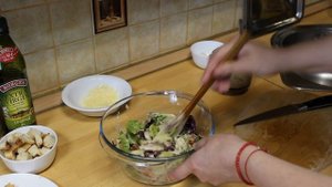 САЛАТ "ЦЕЗАРЬ" С КРЕВЕТКАМИ И СОУС "ЦЕЗАРЬ"