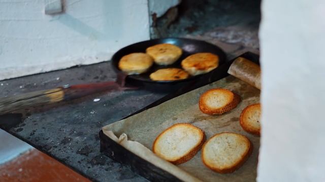 КУПИЛ 2 ДОМА В ДЕРЕВНЕ | ОСТАЛАСЬ ОДНА | ПЕКУ ХЛЕБ, ВАРЮ ЛУКОВЫЙ СУП В РУССКОЙ ПЕЧИ смотреть онлайн