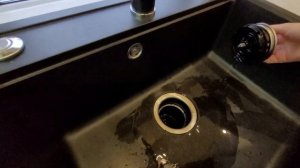 П-образная светлая кухня с окном + отдельная гостиная.