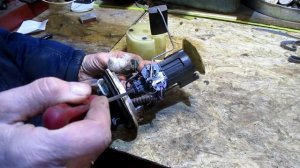 Как Чайник отремонтировал электро бензонасос обычной спичкой.