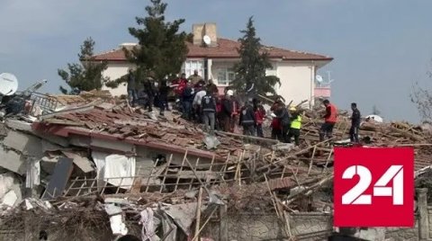 Несколько домов рухнуло после землетрясения на востоке Турции - Россия 24