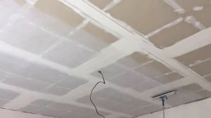 Поклеить стеклохолст на потолок.