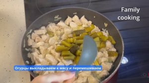 Индейка с картофелем в томатном соусе с солеными огурцами