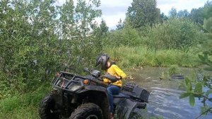 преодолеваю брод на квадроцикле