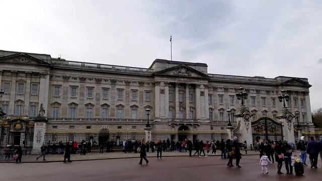 London -  The Royal Albert Hall And Buckingham Palace Sightseeing