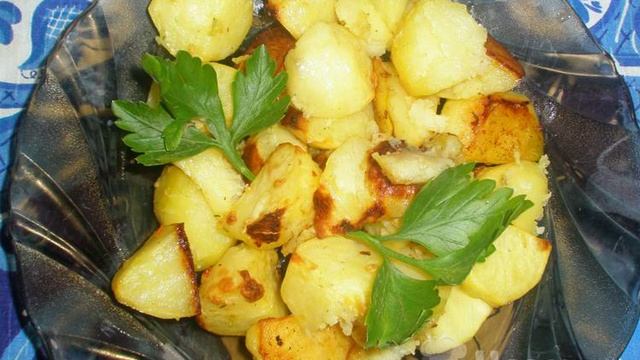 Картошка по-деревенски с овощной приправой и чесноком