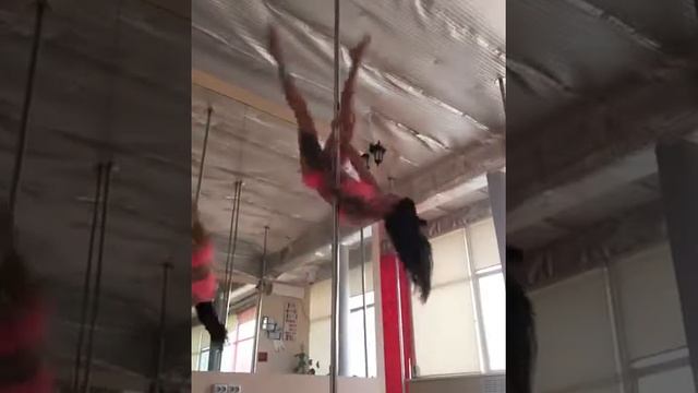 Красивый чувственный танец на пилоне смотреть онлайн
