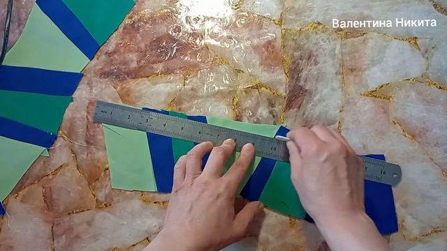 Из ненужных лоскутов шью сидушку на лавочку.
