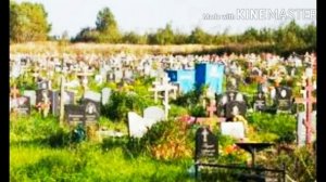 Что делать с крестом, когда усопшему ставим памятник?  Выкидывать крест нельзя.