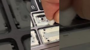 Айклаб iClub - Чистка кнопок MacBook Pro A1707 от кофе