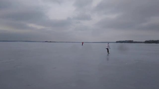 Минское море зимой. Люди катаются на коньках. Каток на Минском море. Отдых зимой Минск. Winter Mins