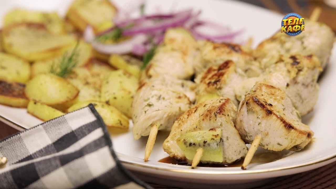 Куриные шашлычки с киви на сковороде