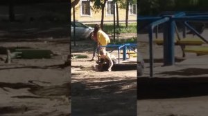 Босая девочка играет в луже... No coment!