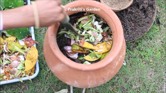 How to make COMPOST at home with kitchen waste | कम्पोस्ट बनाएं घर पर in Matka Composter смотреть онлайн