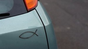 Что обозначает наклейка "РЫБКА" на задней части автомобиля