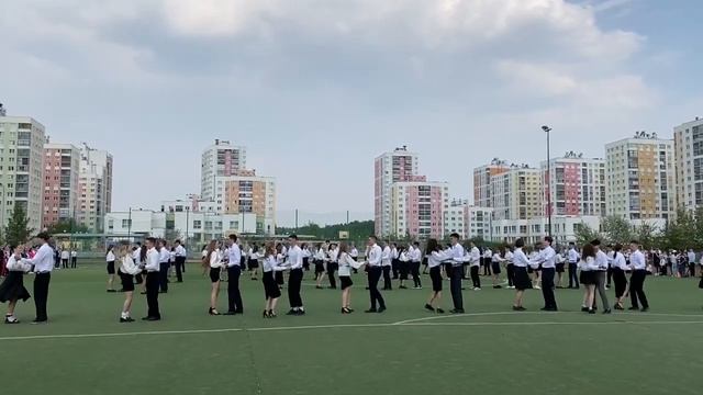 В школах Академического района Екатеринбурга прозвенел «Последний звонок» смотреть онлайн