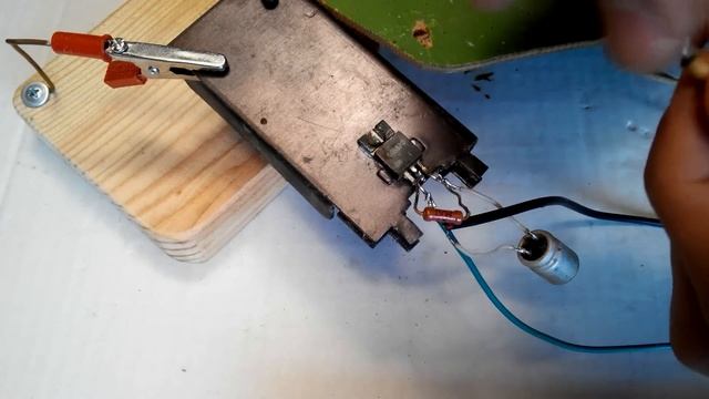 Простой усилитель на транзисторе КТ837 смотреть онлайн