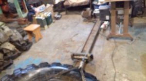 Вырываем металлический корд из шины газ-66.