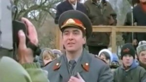 Зал ожидания. Лейтенант Самошин вершит суд.