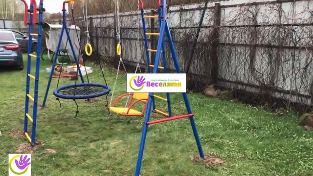 Детская уличная площадка с двумя качелями