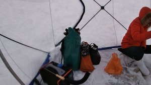 С женой на зимней рыбалке| Она решилась на это?