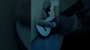Красиво играет чеченец на гитаре