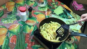 Жареная картошка с зелёным луком и чесноком