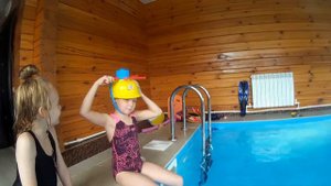 Девочки играют в бассейне в Wet Head.