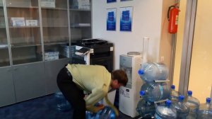 Установка бутыля (19 л) одной рукой / Installation of the bottle (19 l) with one hand.