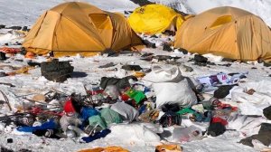 Эверест превращается в гору мусора