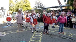 Очень красивый и нежный танец с осенними листьями в детском саду