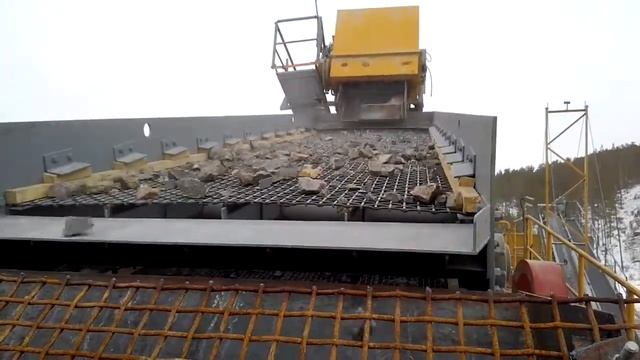Пробный запуск грохота. Обещанная заводом изготовителем производительность 400 м.куб./час.
