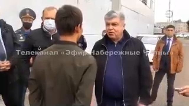 Мэр города Набережные Челны дарит парню китайский телефон со словами айфоны лишними не бывают... смотреть онлайн