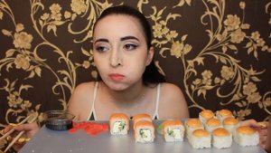 РОЗОВАЯ КОМНАТА РАЗДРАЖАЕТ ? СУШИ РОЛЛЫ MUKBANG Ayka Emilly