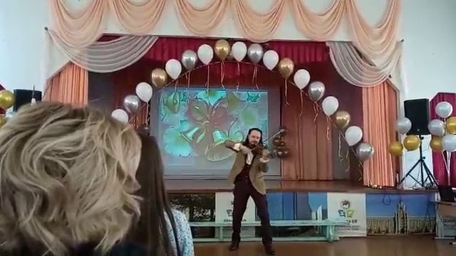 Вот так красиво можно поздравить выпускников. Скрипач-виртуоз Александр Рассказов. смотреть онлайн