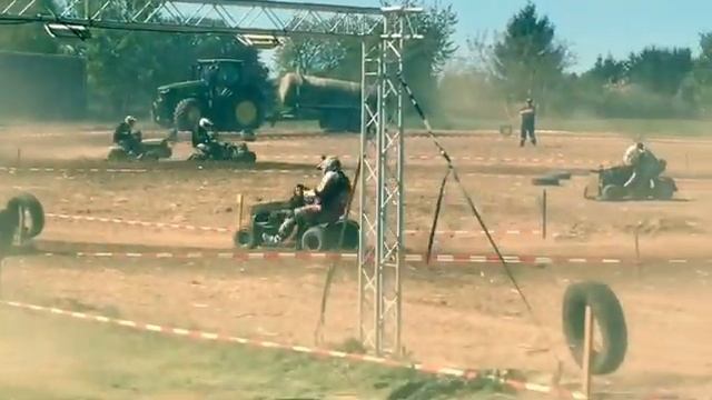 Гонки на газонокосилках. Германия