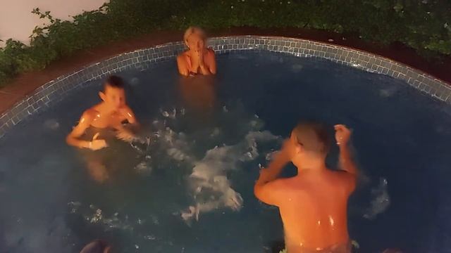 Купаемся в джакузи вечером. смотреть онлайн