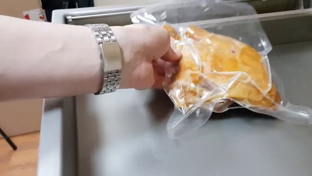 Вакуумный упаковка копченой курицы