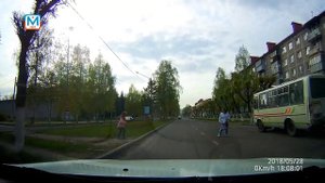 Дети бросаются под колёса автомобилей