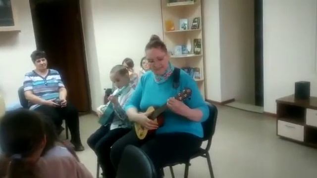 Мир такой огромный от земли до луны... кавер на укулеле исполняем с сыном. смотреть онлайн